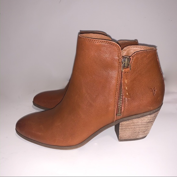 New Frye Judith Zip Bootie Cognac Size 6.5 - Picture 3 of 7